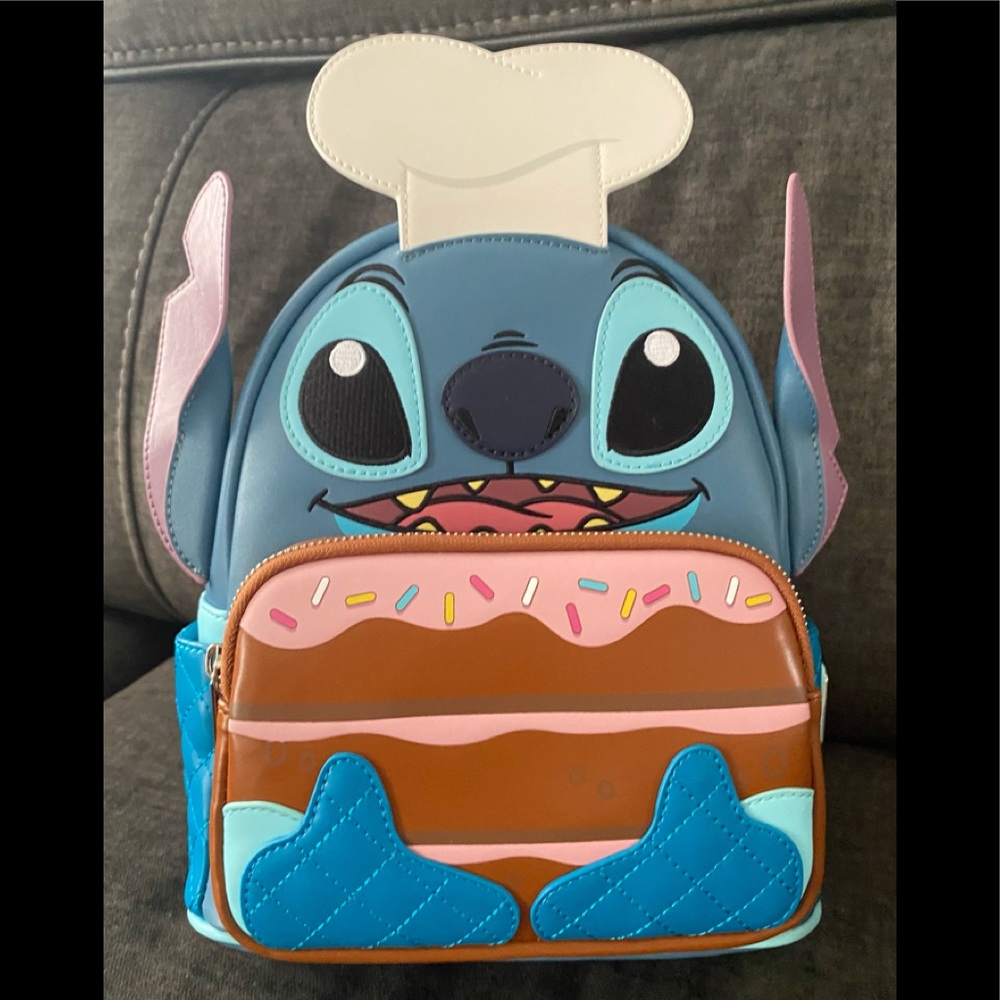 LOUNGEFLY 2020 FALL VIRTUAL CON DISNEY BAKER STITCH LIMITED EXCLUSIVE BACKPACK. - Picture 1 of 5